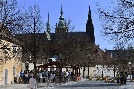 Turisté a návtvníci Praského hradu pi bezpenostních kontrolách procházejí...