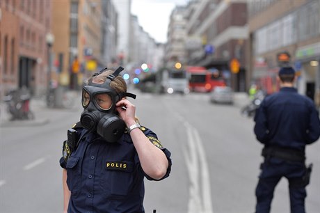 Policistka s ochrannou maskou v míst útoku nákladního auta, které ve...