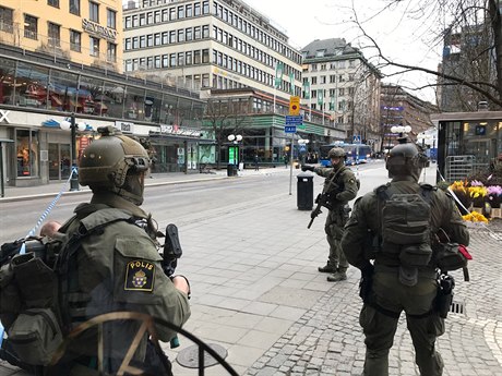 Zvláštní švédská policejní jednotka na místě, kde ve Stockholmu 7. dubna 2017...