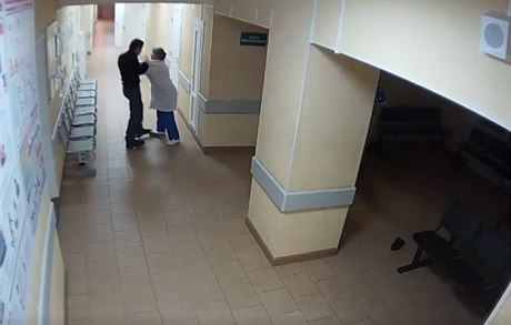Foto z videa, kde opilý Rus napadne sestru v nemocnici. 
