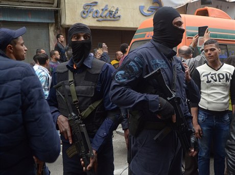 Písluníci egyptských zvlátních jednotek po teroristickém útoku.