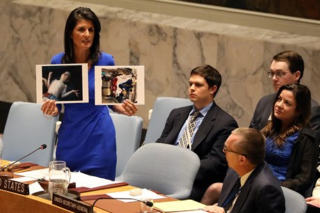 Americká zástupkyn v OSN Nikki Haleyová ukazuje bhem mimoádného jednání rady...