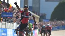 Greg van Avermaet slaví triumf na Paříž-Roubaix, za ním schovaný smutný Zdeněk...