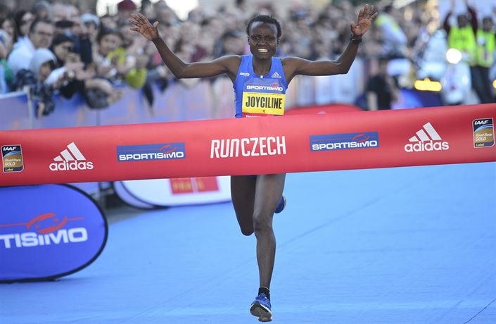 Ke�anka Joyciline Jepkosgeiová p�ekonala 1. dubna na Pra�ském p�lmaratonu...