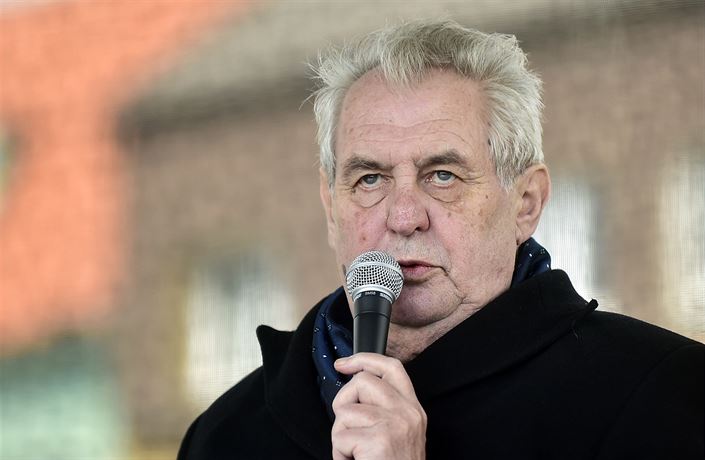 Prezident Milo Zeman se 6. dubna pi návtv Stedoeského kraje v áslavi...