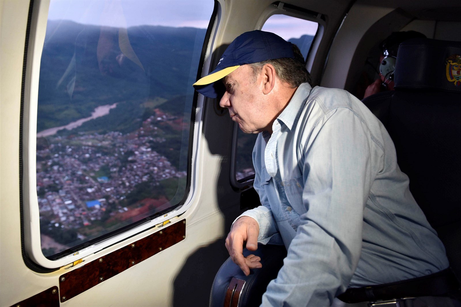 Kolumbijský prezident Juan Manuel Santos z letadla vyhlíží následky sesuvu půdy.