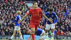 Philippe Coutinho z Liverpoolu slaví gól v derby proti Evertonu.