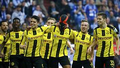 Fotbalisté Dortmundu slaví gól v síti Schalke, s maskou střelec Aubameyang. | na serveru Lidovky.cz | aktuální zprávy