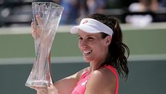 Johanna Kontaová s trofejí pro ampionku turnaje v Miami.