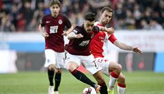 SK Slavia Praha - AC Sparta Praha. Zleva Václav Kadlec ze Sparty, Josef...