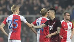 SK Slavia Praha - AC Sparta Praha. Václav Kadlec ze Sparty se louí po utkání s...