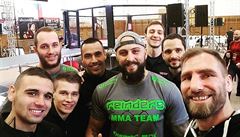 Michal Martínek s dalími leny Reinders MMA Team (vpravo André Reinders).