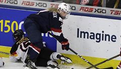Mistrovství svta v ledním hokeji en: Amerianka Monique Lamoureuxová (7) v...