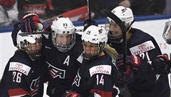 MS v hokeji en: Amerianky slaví první gól v kanadské síti.