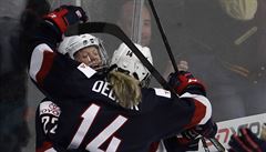 MS v hokeji en: Amerianky Kacey Bellamyová (22) a Brianna Deckerová (14)...