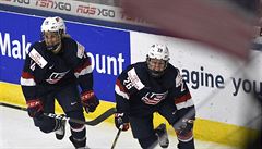 MS v hokeji en: Amerianky Kendall Coyneová (26) and Brianna Deckerová (14)...