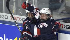 MS v hokeji en: Amerianky Kendall Coyneová (26) a Brianna Deckerová (14)...