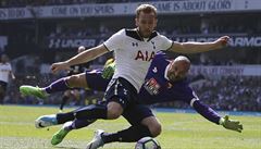 Útoník Tottenhamu Harry Kane pekonává Heurelha Gomese z Watfordu.