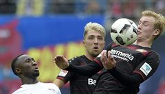 Julian Brandt z Leverkusenu a Naby Keita z Lipska v zápase nmecké Bundesligy..