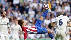 Antoine Griezmann stílí v zápase Real Madrid vs. Atlético Madrid.