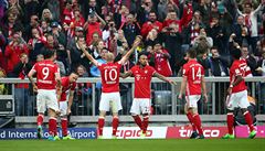 Radost fotbalist Bayernu z jedné z branek v síti Dortmundu.