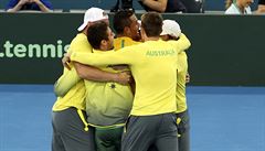 tvrtfinále Davis Cupu: Nick Kyrgios v obleení slavícího australského týmu.