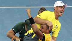 tvrtfinále Davis Cupu: australský nehrající kapitán Lleyton Hewitt v náruí...