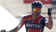 Greg Van Avermaet slaví triumf na Paí-Roubaix.