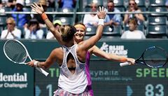 Bethanie Matteková-Sandsová a Lucie afáová slaví desátý spolený titul.