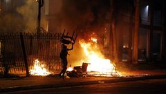 Demonstranti zapalují ohe ped budovou parlamentu v Paraguayi