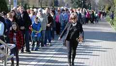 Lidé stojí frontu do smutení síni krematoria ve Slezské Ostrav, aby se 1....