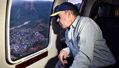 Kolumbijský prezident Juan Manuel Santos z letadla vyhlí�í následky sesuvu p�dy.