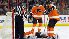 Branká Michal Neuvirth zkolaboval v sobotním utkání NHL mezi Philadelphií a...
