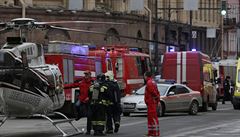 Záchranái ped budovou metra v Petrohradu.