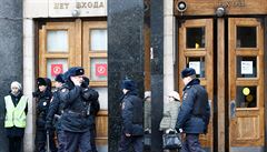 Policisté hlídkují také u metra v Moskv.