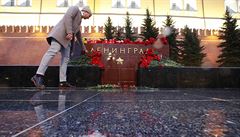 Lidé nosí kvtiny a zapalují svíky i v Kremlu.