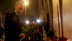 Vladimir Putin piel poloit kvtiny ped zastávku metra Tekhnologicheskiy...