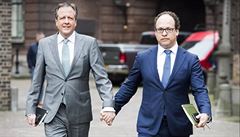 Svou solidaritu projevili i nizozemtí politici Alexander Pechtold (vlevo),...