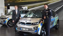 Tomá Tuhý (vpravo) a Pavel Batá u nového zkuebního elektormobilu BMW