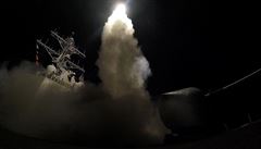 Spojené státy vypálily desítky stel na vojenskou základnu v Sýrii.