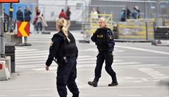 Policistky na míst nehody ve Stockholmu, kde nákladní vz vjel do lidí.