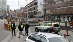 védská policie na míst útoku nákladního auta, které ve Stockholmu 7. dubna...