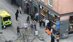Sanitky v míst, kde ve Stockholmu po nájezdu do lidí zabíjel nákladní vz.
