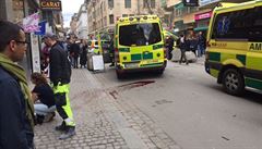 Záchranái na míst, kde ve Stockholmu zabíjel nákladní vz, oetují ranné.