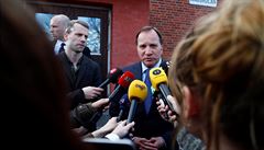védský premiér Stefan Löfven pi rozhovoru s médii po té, co nákladní vz...
