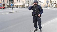 Policista hlídá ulici ve Stockholmu, kde 7. dubna 2017 odpoledne nákladní vz...