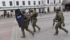 Speciální policejní jednotky hlídají centrum msta po té, co nákladní vz po...