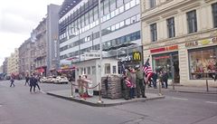 Dnes pedstavuje Checkpoint Charlie dalí z turistických atrakcí.