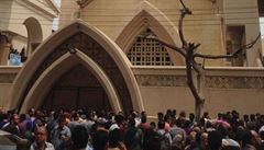 Po útoku na kesanský kostel se lidé shromádili ped jeho vchodem.