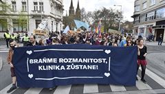 Stovky lidí v Praze demonstrují za zachování komunitního centra Klinika